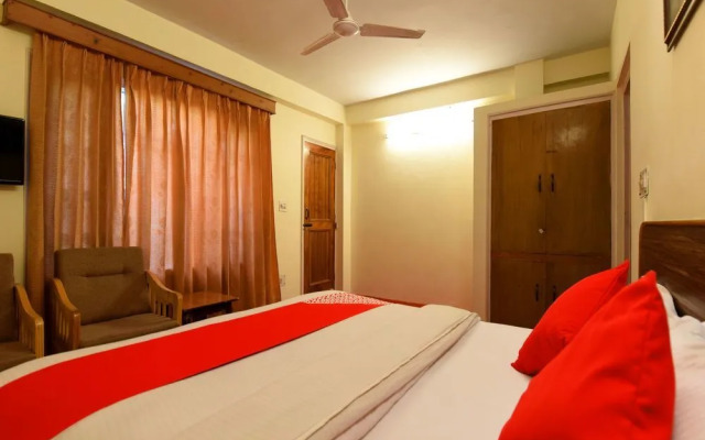 OYO 13586 Hotel Monarch
