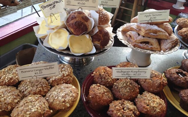 Belltown Court Space Needle Studio with Balcony