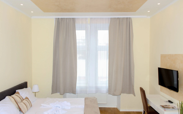 Christiano Apartments