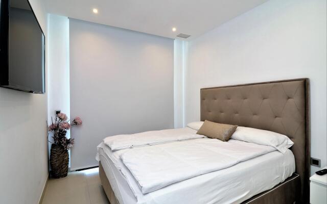 Sunset Drive 1-46 Poniente Beach