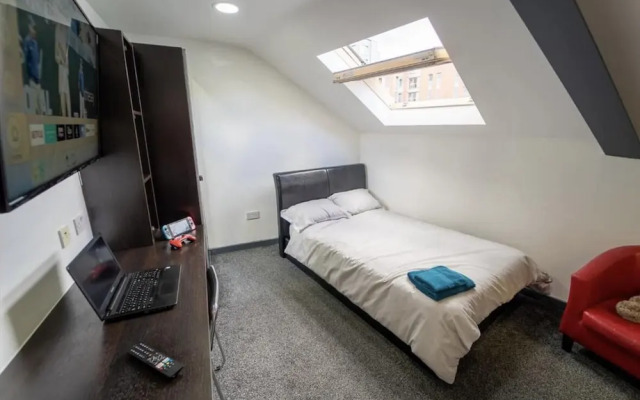 Fully Serviced Studio Available Close to the City