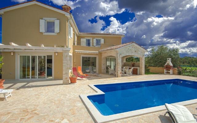 Peaceful Villa in Sveti Lovrec With Swimming Pool