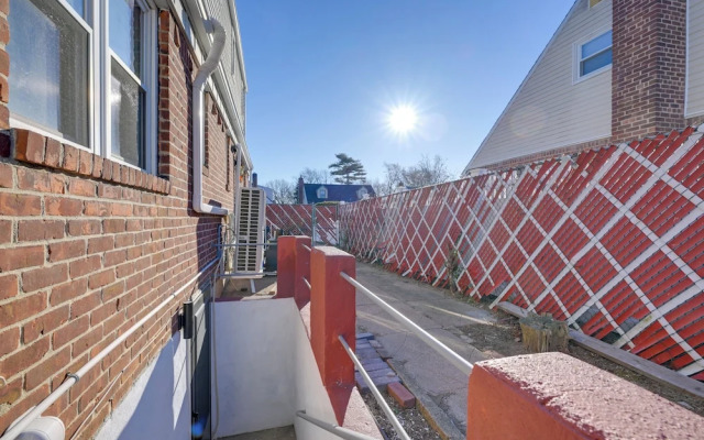 Lovely Elmont Apartment - Walk to Bus Stop!