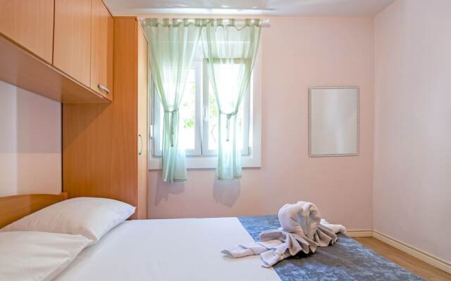 Restful Apartment in Mastrinka near Beach & Town Center