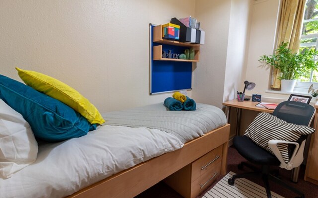 Goldsmiths House - Campus Accommodation - Caters to Women