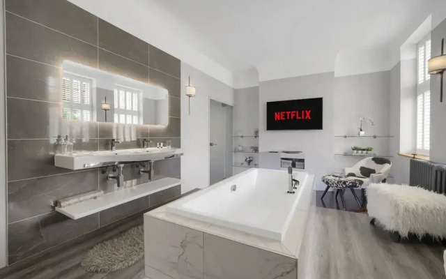 Modern Unique - Central Beach Access