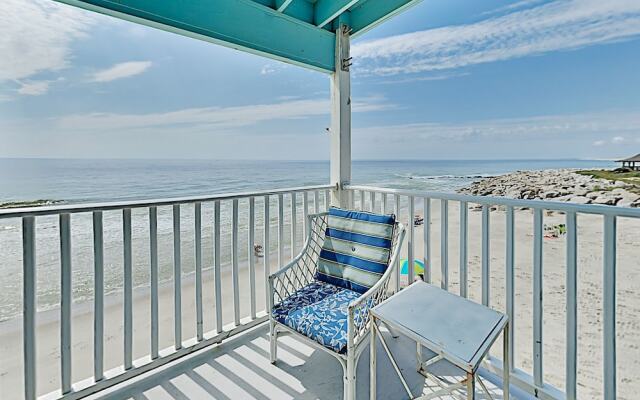 New Listing! Oceanfront W/ Balcony & Pool 1 Bedroom Condo
