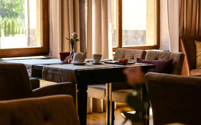 Отель «Кривое озеро»