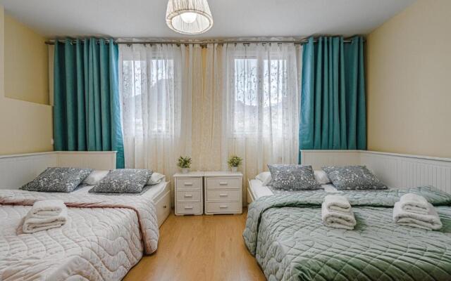 YELLOW 3 bedroom large apartment for 10 guests