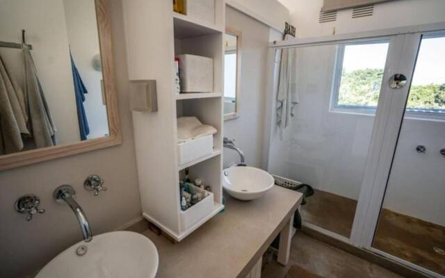 Amani Guesthouse. Cheerful home-away-from-home.