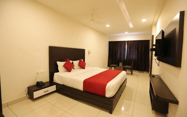 OYO 15909 The Traders Hotel
