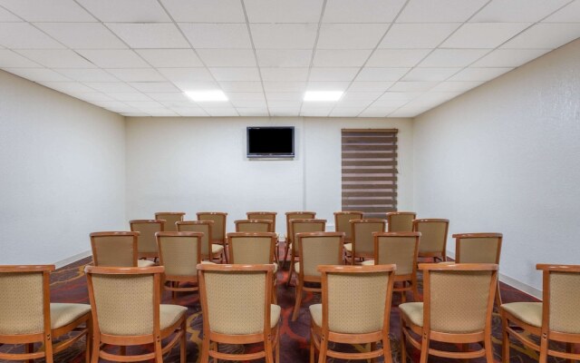 Days Inn and Suites by Wyndham Hammond, IN