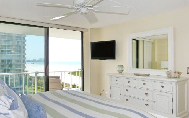 Inviting Condo on Beach With Pool and Tennis Courts