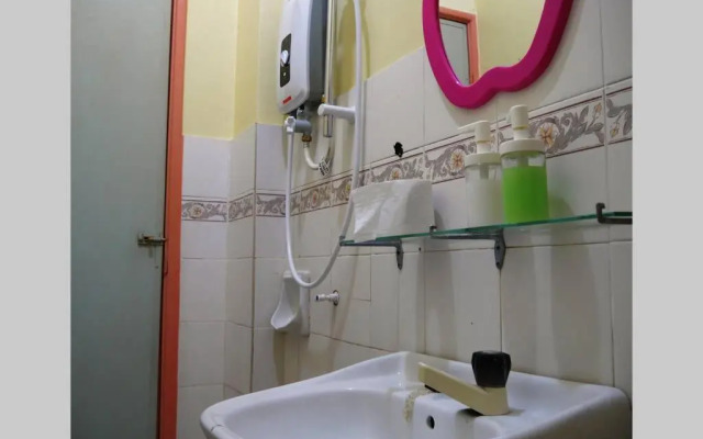 Colourful homestay - (near jeti sky mirror)