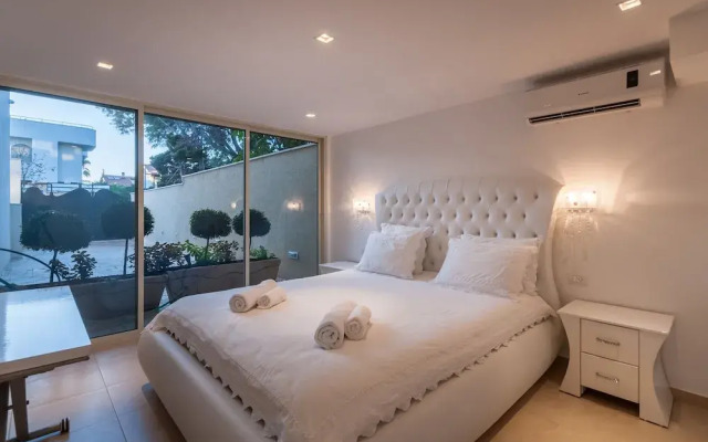 Luxurious Villa with great location