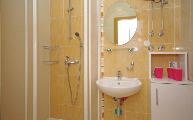 Amazing Home in Makarska With Wifi and 6 Bedrooms