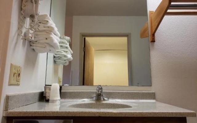 The Center Lodge and Jacuzzi Suites
