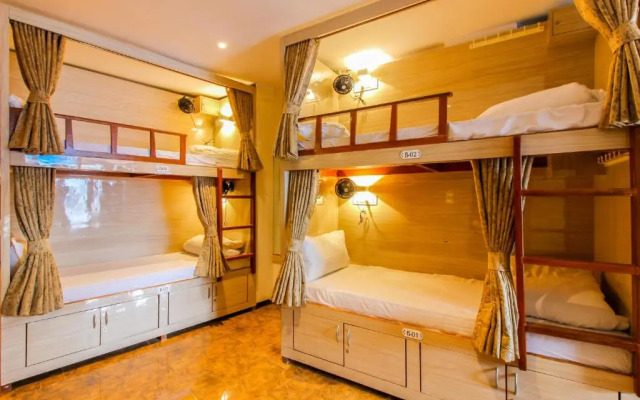 Hygeinic Airport Dormitory Near by BOM