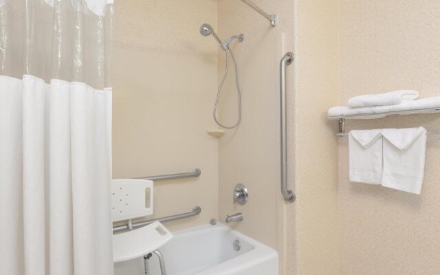 Howard Johnson by Wyndham Bakersfield