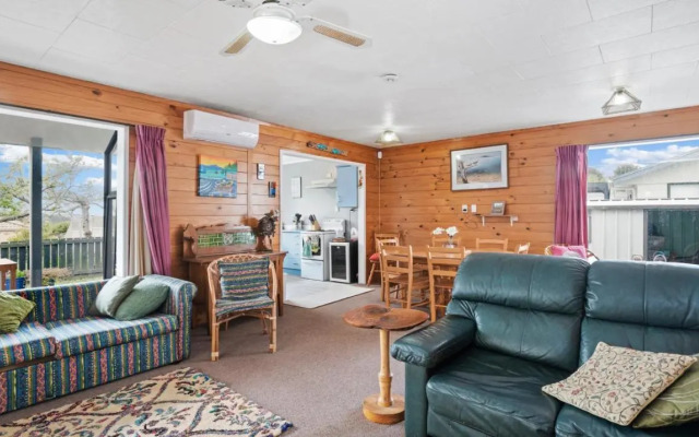 Roseville - Snells Beach Holiday Home