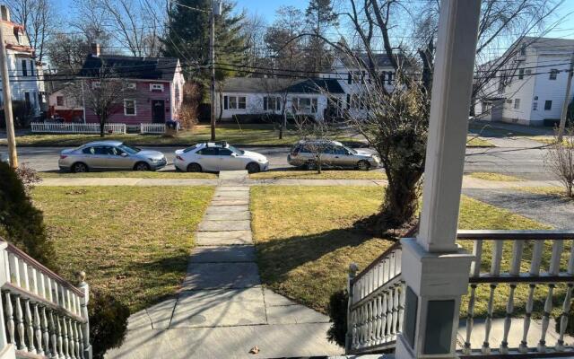 1 Br Private Victorian Apt in Convenient City Location on Half Acre Sleeps 4