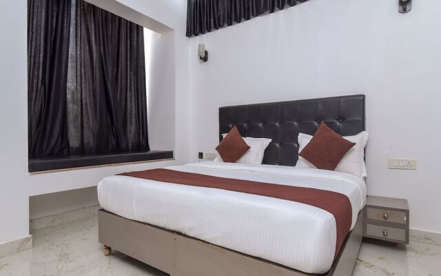 OYO 15718 Red Inn