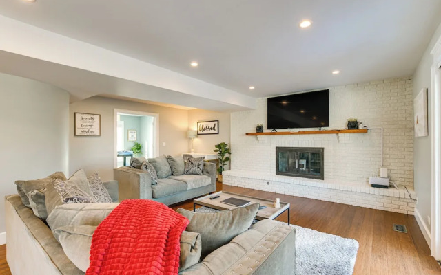 Bike & Kayak: Lakefront Prospect Heights Home