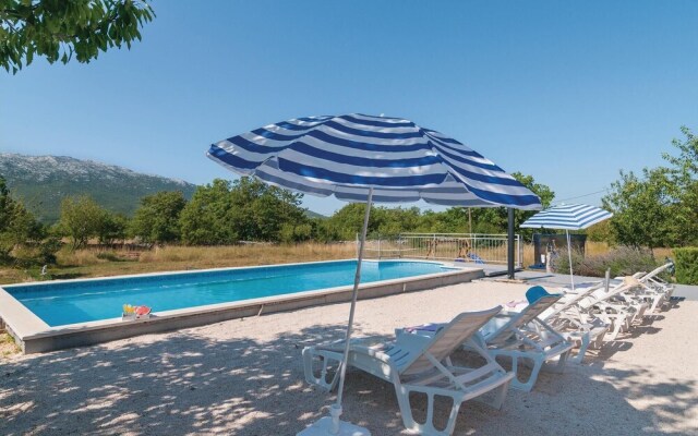Awesome Home in Dugopolje With Wifi and 5 Bedrooms