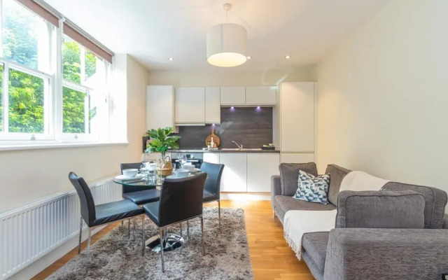 Two Bedroom Apartment in Hammersmith 201a, London