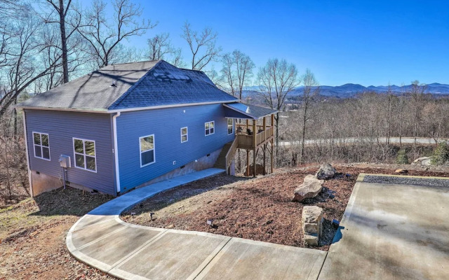 Charming Retreat w/ Mtn Views: Walkable Location!