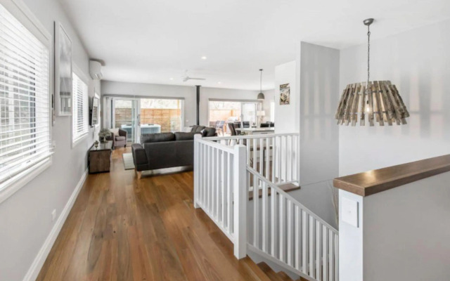 HALE KUPA Rye Beach House Spa Table Tennis