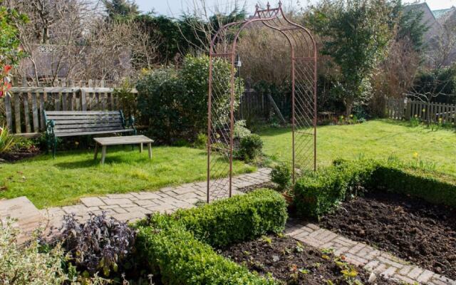 Luxury Escape with Garden and Parking
