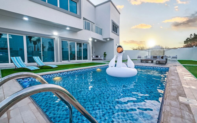 LUX White Modern Villa