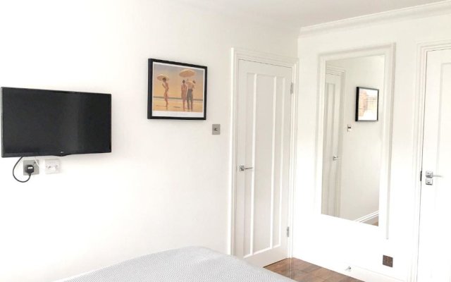 Superb 3-Bed 2-Bath with Wifi: Trendy Fitzrovia W1