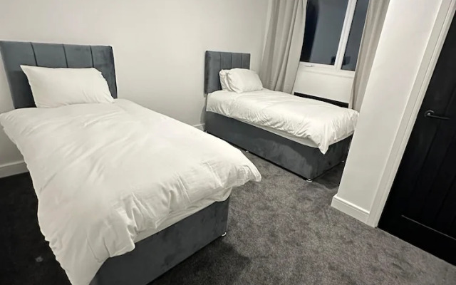 House-sleeps8-parking-garden