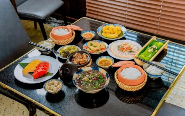 Golden Lotus Luxury Hotel Da Nang