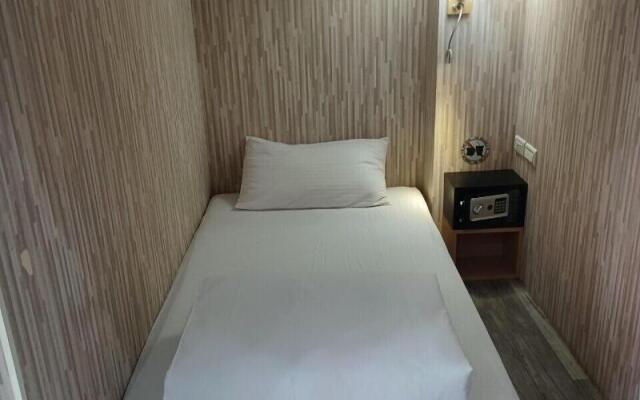 Old Door Hostel & Bar