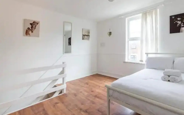 Cheerful Maisonette in the Heart of Orrell Park