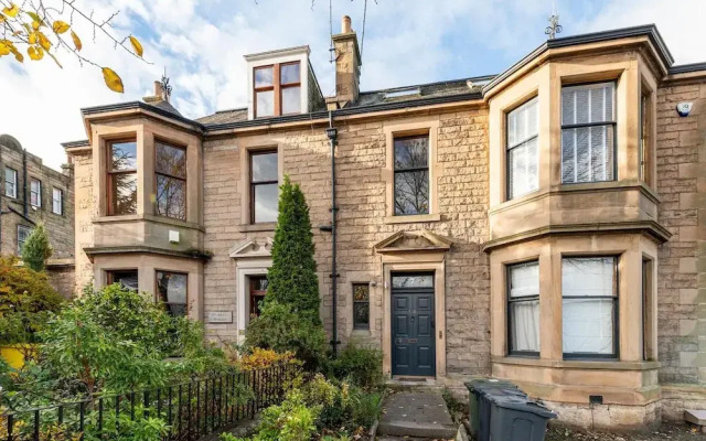 Stunning 5 Bedroom Large Apartment With Parking
