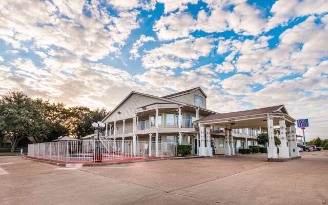 Motel 6 Waxahachie, TX