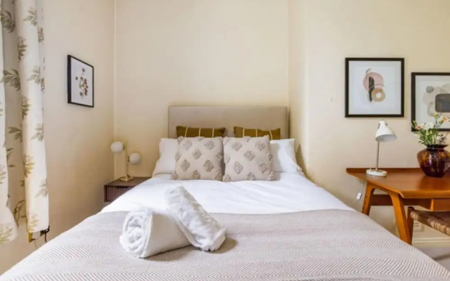 The Woking Wonder Captivating 3bdr Flat With Parking