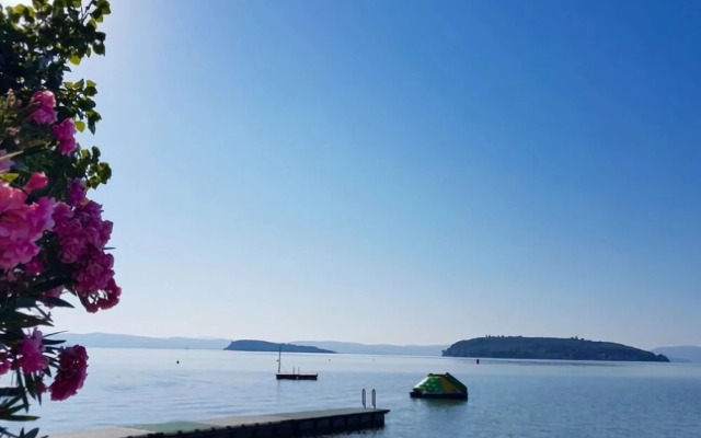 Well-kept Chalet With Covered Veranda on Lake Trasimeno