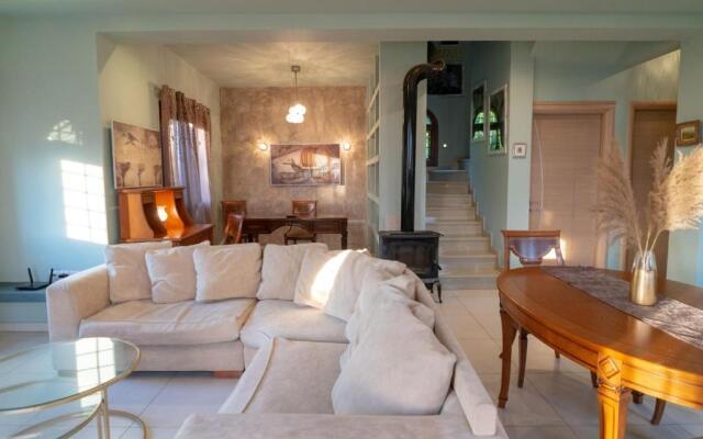 Villa Evzimthea, a wonderful house in the woods