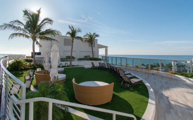 Luxury Beachfront Studio-with Daily Cleaning