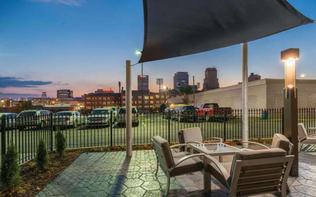 La Quinta Inn & Suites by Wyndham Memphis Downtown