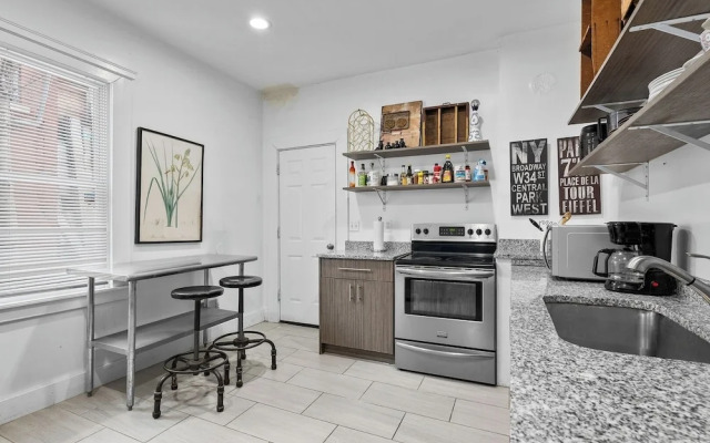 Comfortable 6-bedroom Retreat Minutes to Downtown