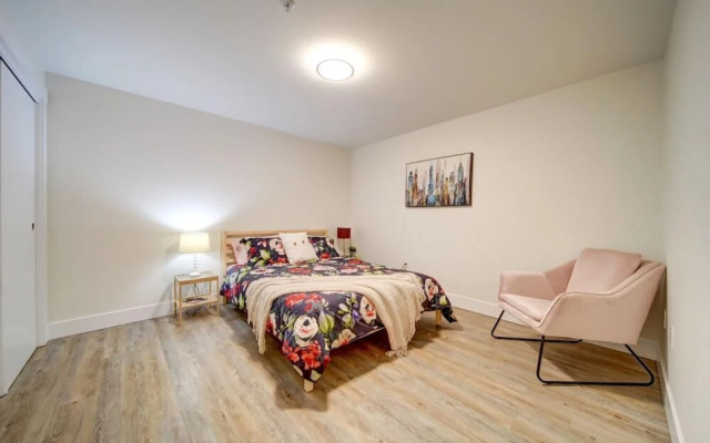 Stylish Modern Condo w Parking Location Coffee