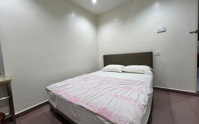 OYO 90994 Hotel Golden Mouse