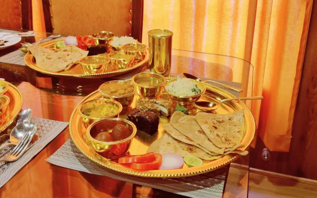 OYO EKTA Houseboat