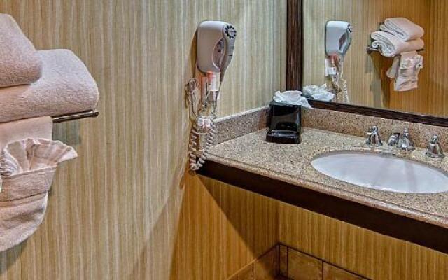 Clarion Hotel & Suites Conference Center Memphis Airport